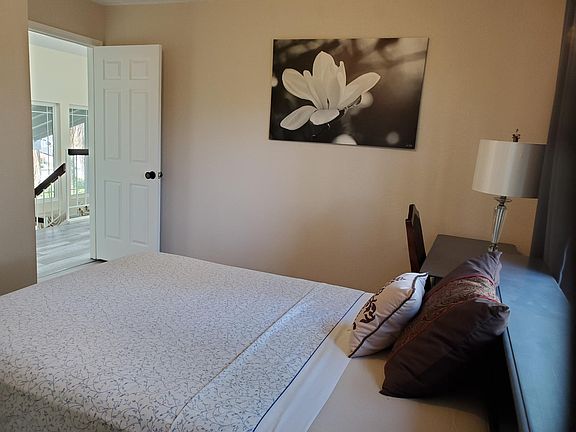 Another side of the bedroom!