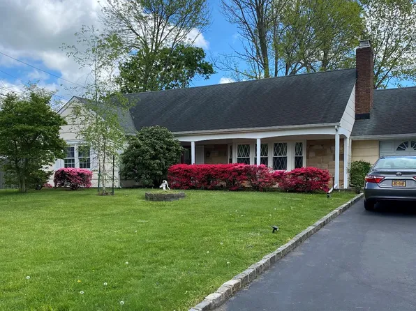 14 Millbrook Dr, Stony Brook, NY 11790