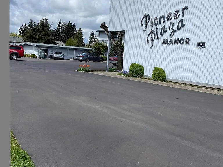 Pioneer Plaza — Photo 4