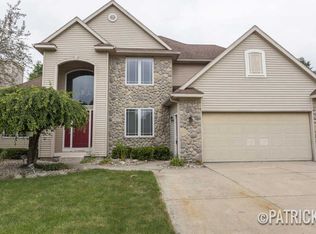 2055 Meadowdale Dr NW, Grand Rapids, MI