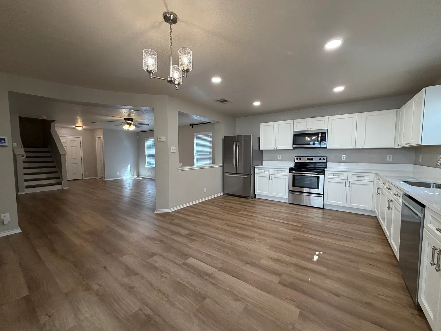 502 Hampton Cv — Photo 3