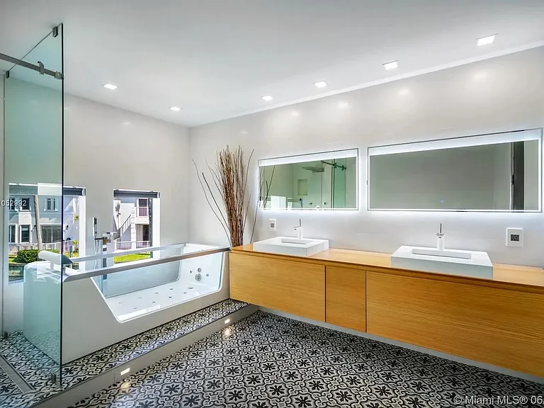 20824 NE 30th Pl — Photo 23
