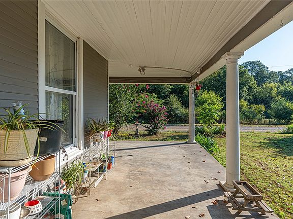 4th image of 1072 E Magazine St