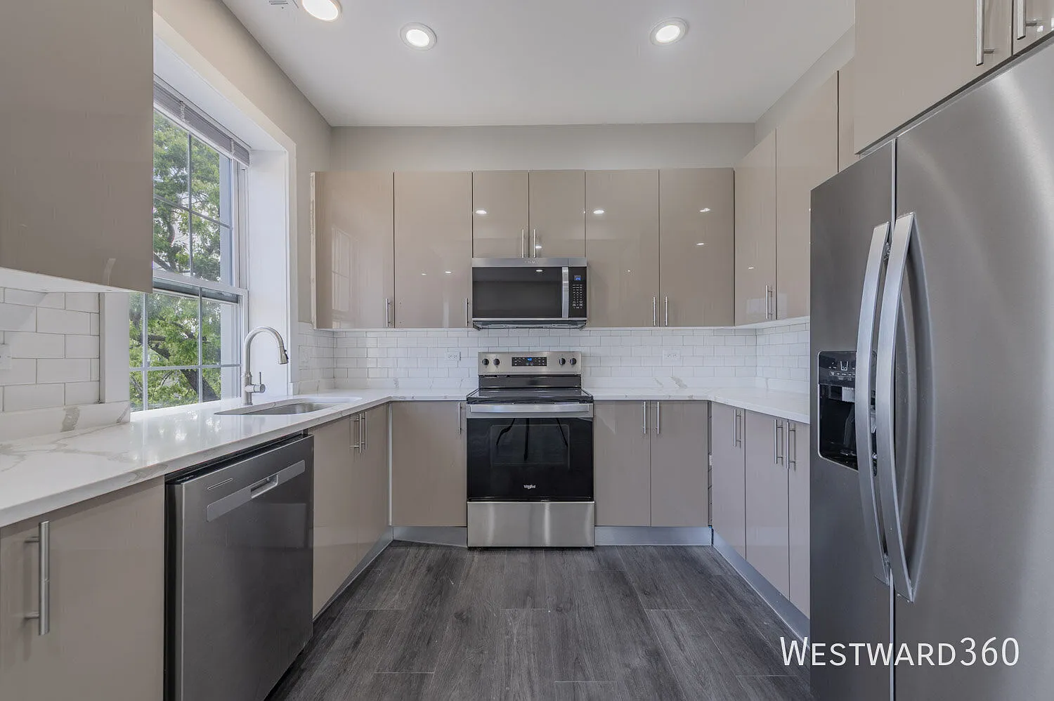 Luxury 2BR/ 2BA With Office, South Side Gem Near Hyde Park & Downtown — Photo 1