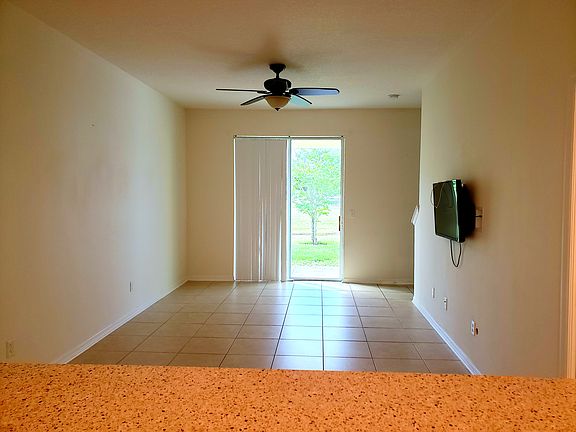 LIVING AREA WITH A BREAKFAST BAR