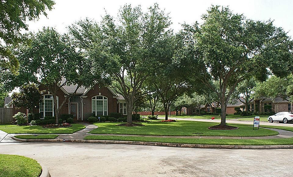 Curb appeal doesn't get much better!
