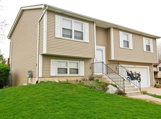 530 White Birch Rd, Lindenhurst, IL 60046