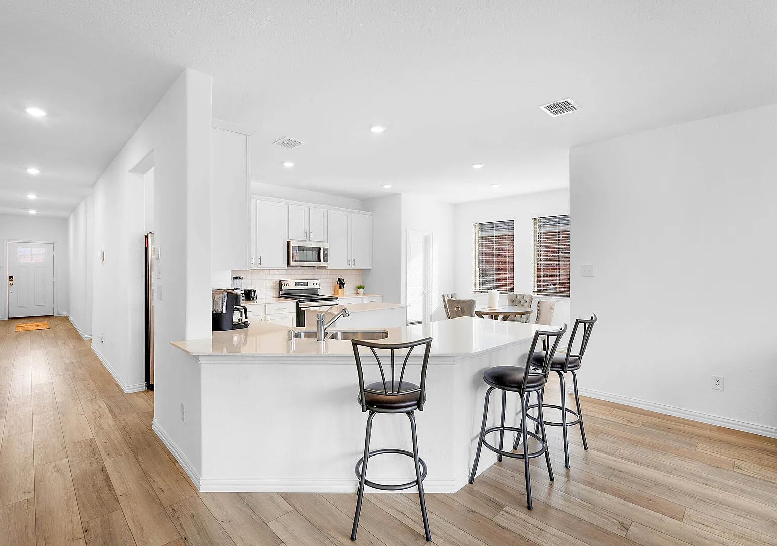 New 4-bed, 2 bath, fully-furnished, serene, stylish, amenity-rich have — Photo 2
