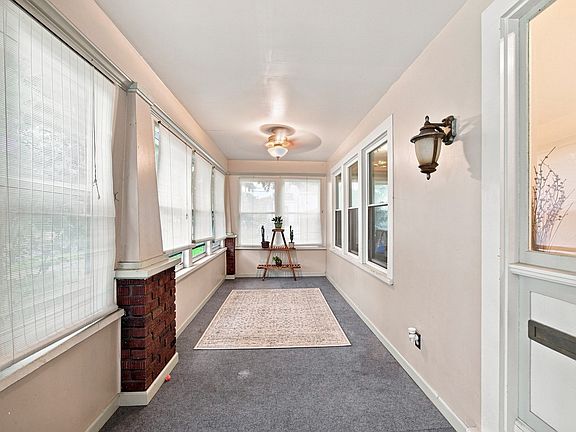 4th image of 90 Bonneville Ave
