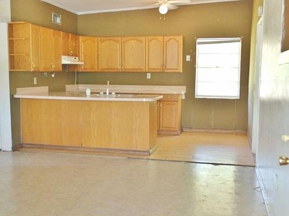 3rd image of 104 Country Club Cir