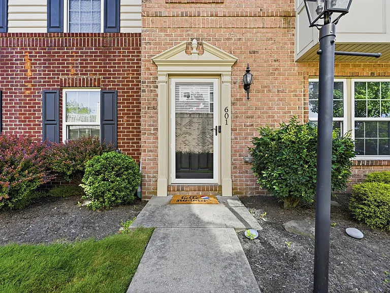 601 Pointe View Dr — Photo 41