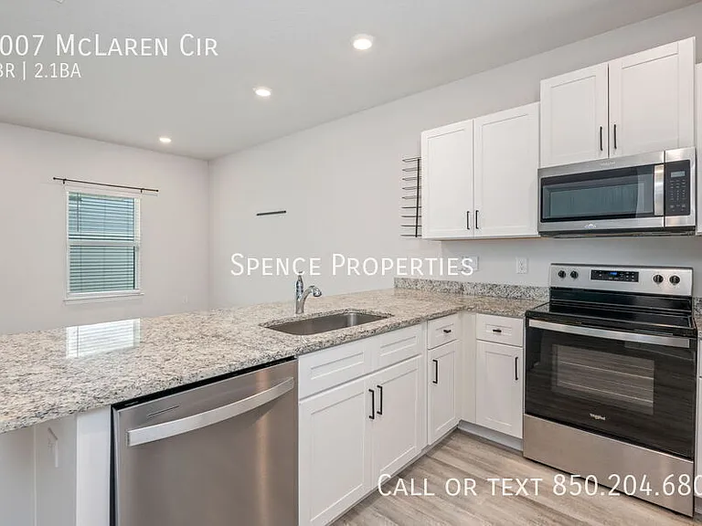 1007 McLaren Cir — Photo 15