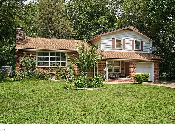 3rd image of 1605 Park Dr
