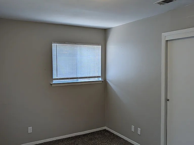 1820 Warren Ln — Photo 9