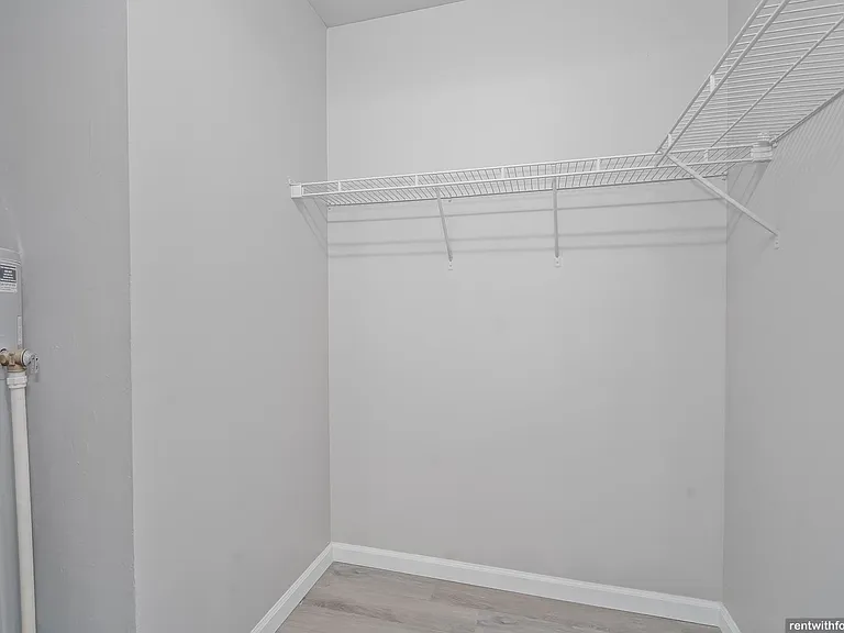 410 Fox Shores Dr — Photo 10
