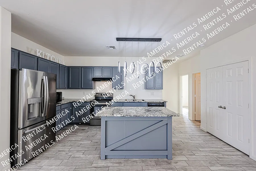 Amazing 3 Bedroom 2 Bath Single Level Home in Peoria — Photo 3