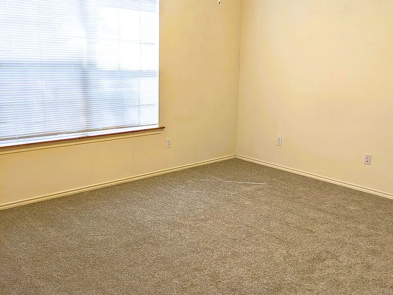 Primary bedroom 13'x15'