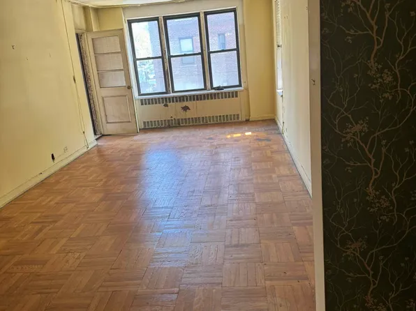 67-40 Yellowstone Boulevard image 1 of 7