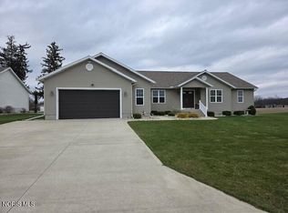 105 Pine Ridge Ln, Upper Sandusky, OH 43351
