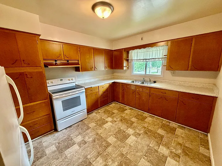 Spacious 2 Bedroom 1 Bathroom! — Photo 5