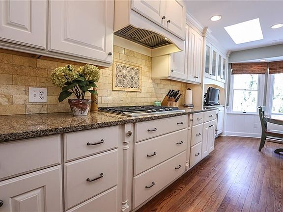 4th image of 34 Whitecliff Dr