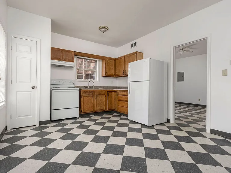 705 M St — Photo 2