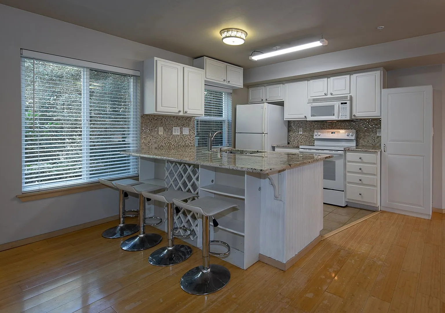 Fabulous Lakemont 2 Bed Condo for Lease! — Photo 3