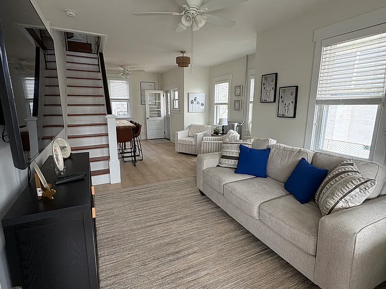 1032 Bay Ave — Photo 5