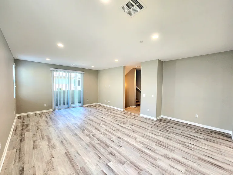 996 Newberry Ln — Photo 6