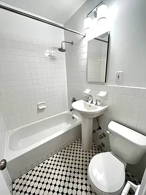 Rented by Salon Realty Corp | media 8