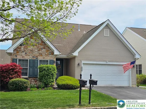 7 Inverness Ln, Easton, PA 18045
