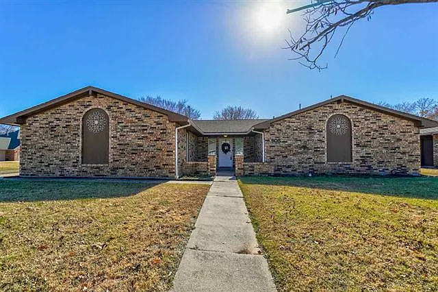 905 NE Dove Ln — Photo 1