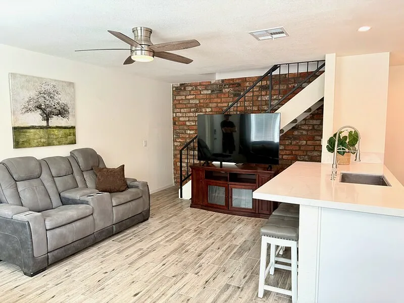 2 bed, 840 sqft, $1,950 — Photo 2