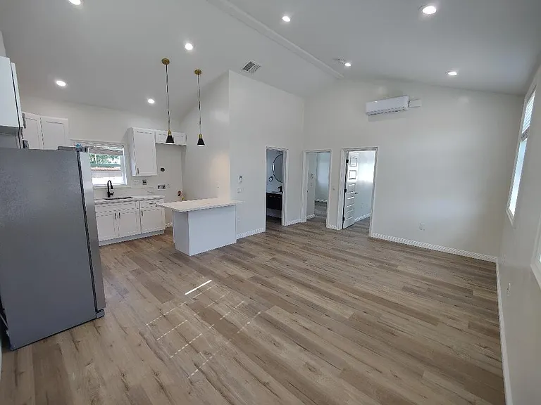 719B N Vine Ave — Photo 4