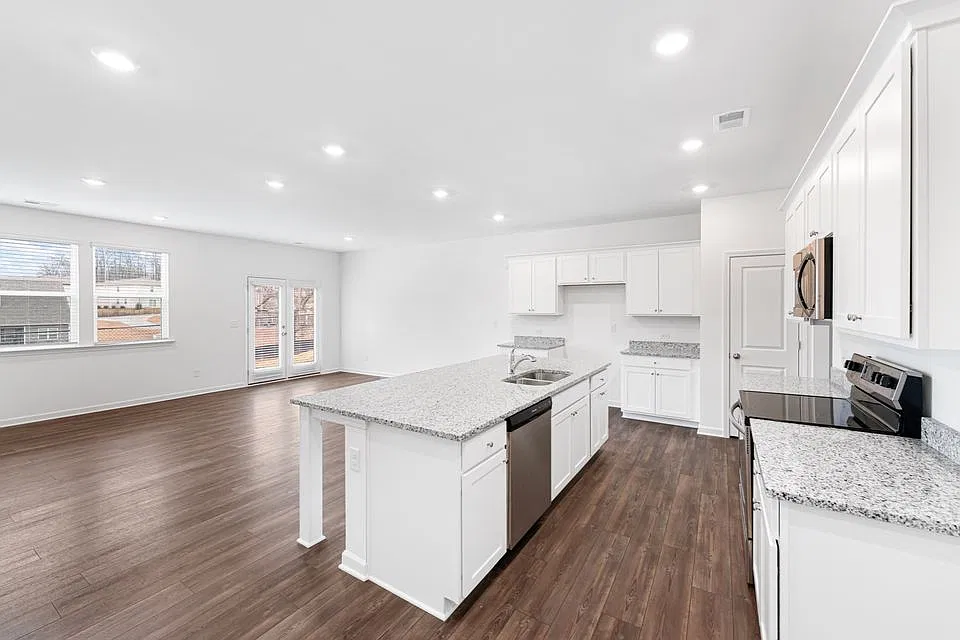 3 bed, 2.5 bath, 1831 sqft, $2,050 — Photo 4