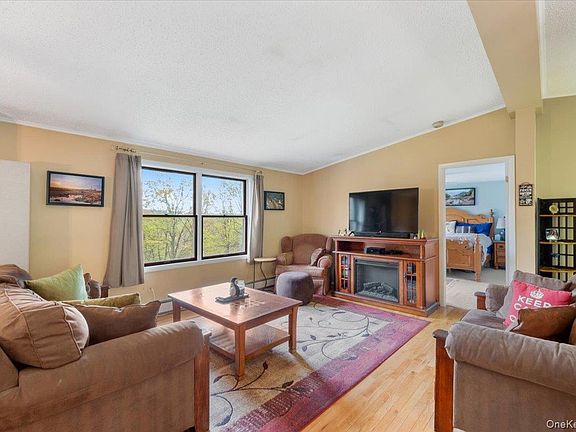 3rd image of 978 W Dover Road