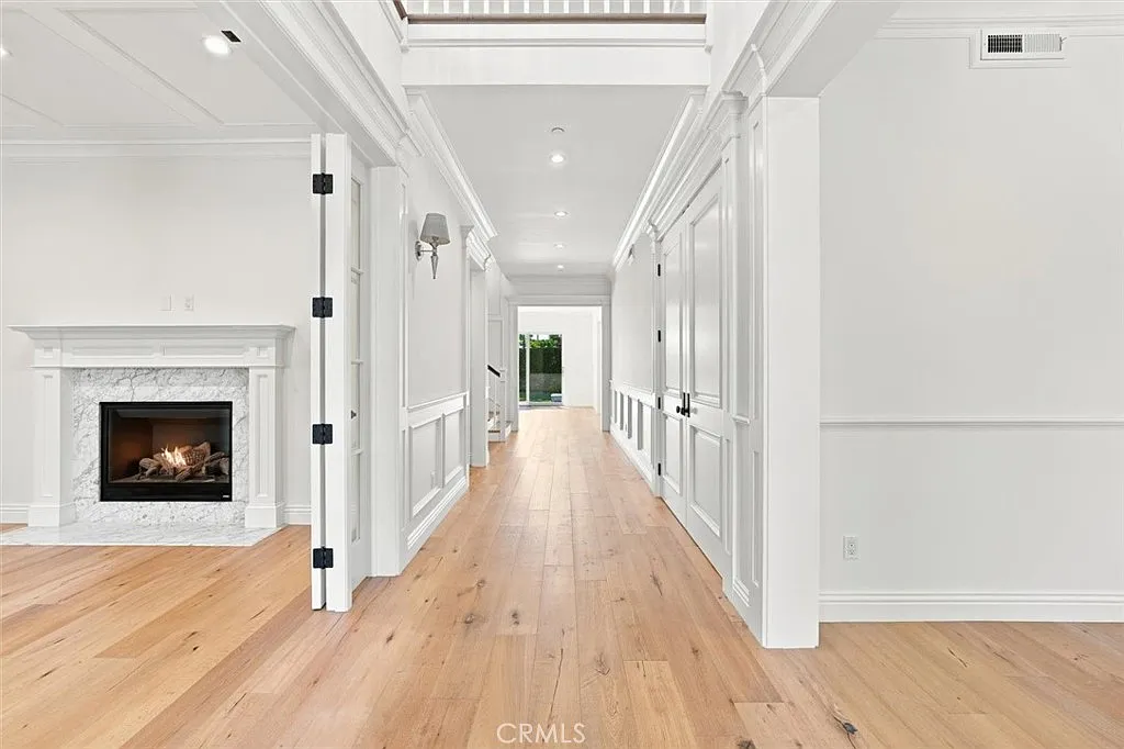 5 bed, 4879 sqft, $18,500 — Photo 4