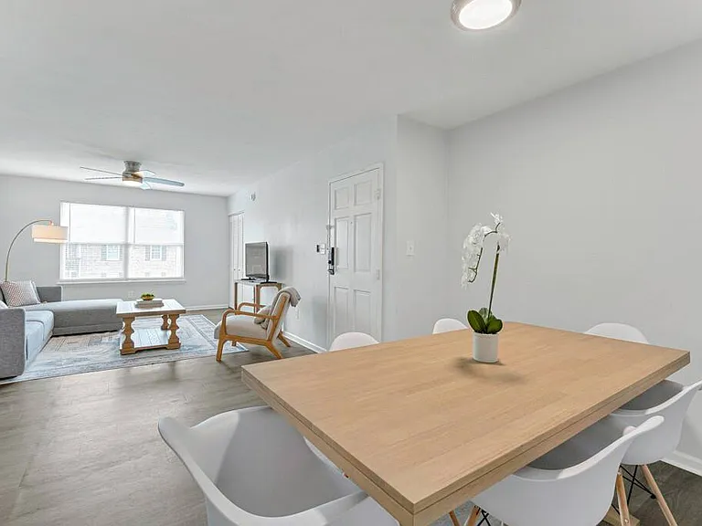1017 Barclay Sq — Photo 18