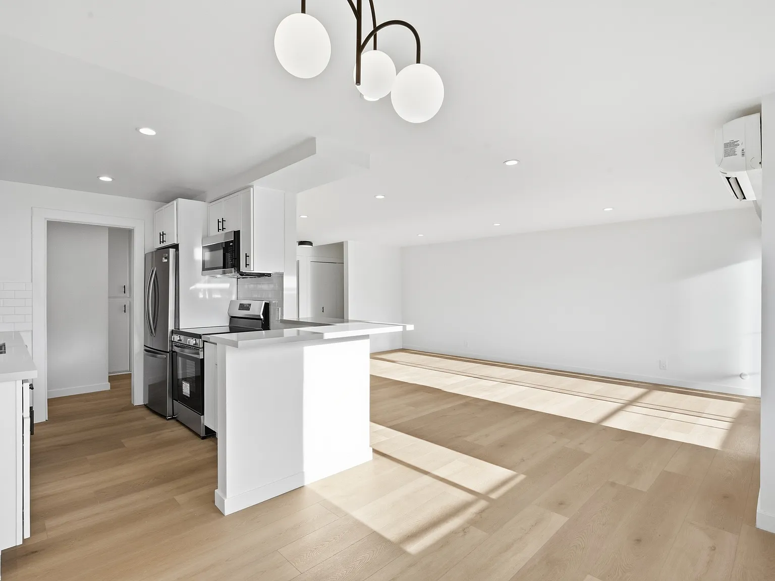 642 NW Knoll Dr — Photo 3