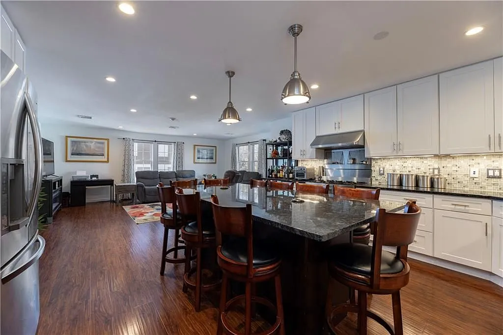 3 bed, 2.0 bath, 2150 sqft, $4,500 — Photo 1