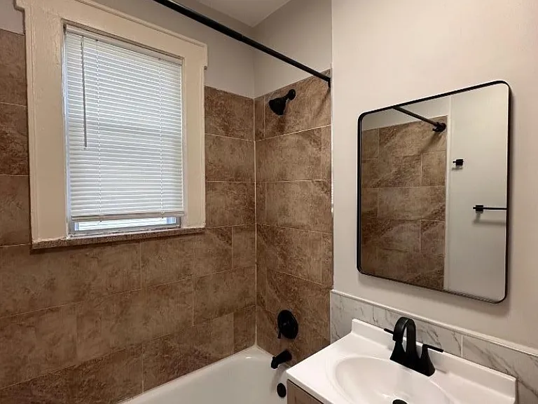 83 Aldine St #2R — Photo 18