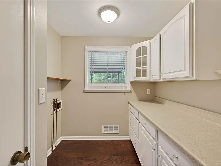 306 Locust Rd — Photo 33