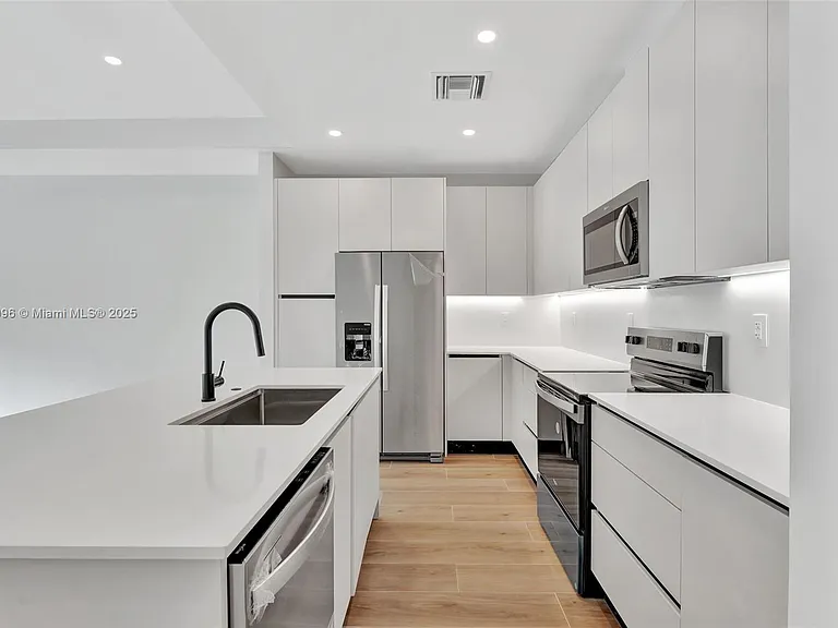 1563 NW 94th Way — Photo 5