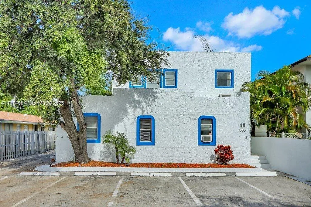 Photo 1 of 17 - 505 SE 20th St #1 - Fort Lauderdale, FL Primary Photo - 505 SE 20th St #1