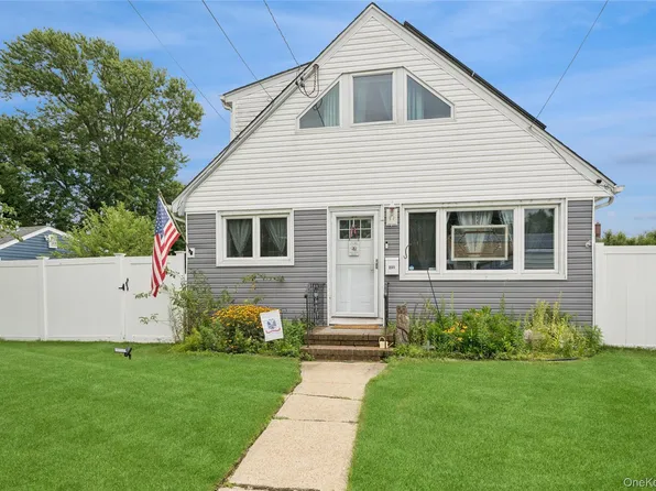 231 E Hampton Road, Lindenhurst, NY 11757