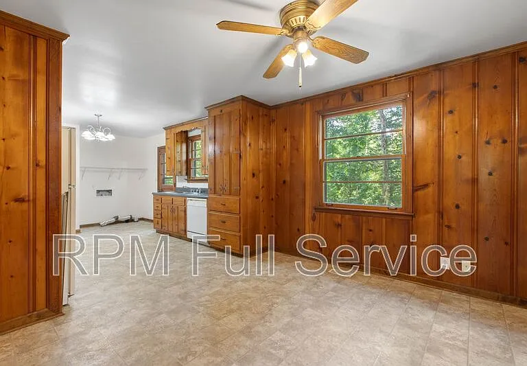570 Carol Dr — Photo 7
