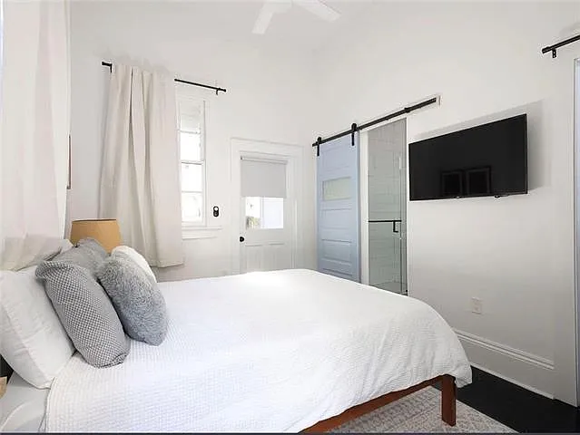 2833 Carondelet St — Photo 6