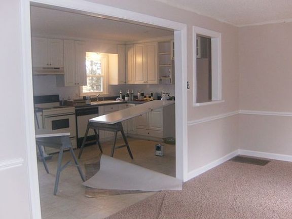 Entance to dining /kitchen from family room