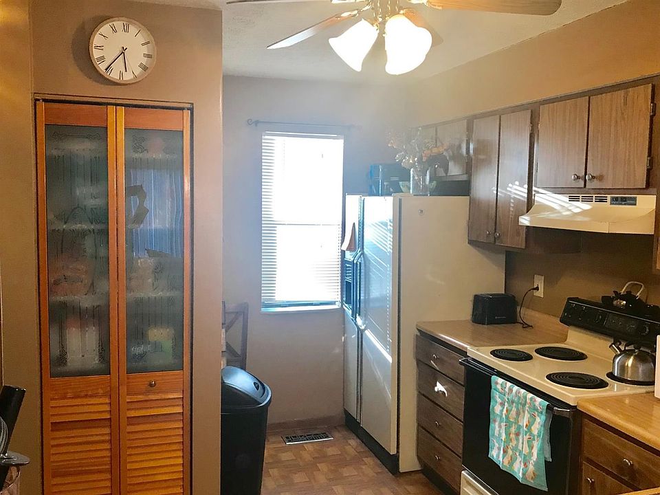 1st image of 300 Oak Creek Ct APT 15