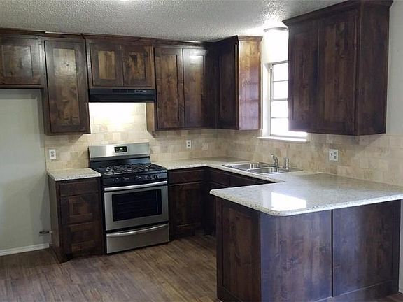 2nd image of 501 SE 27th Ave
